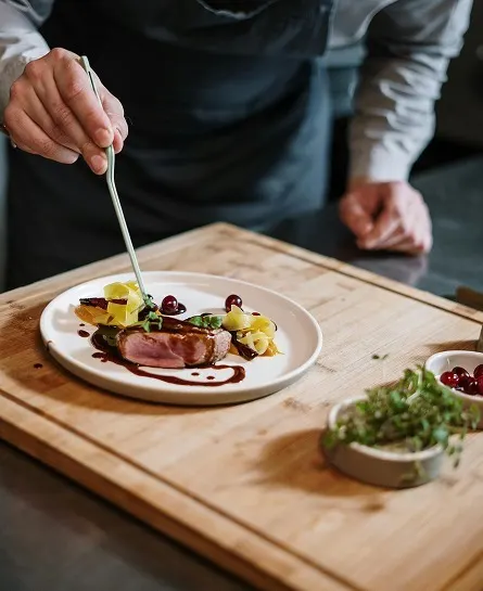 Chef dressant une assiette